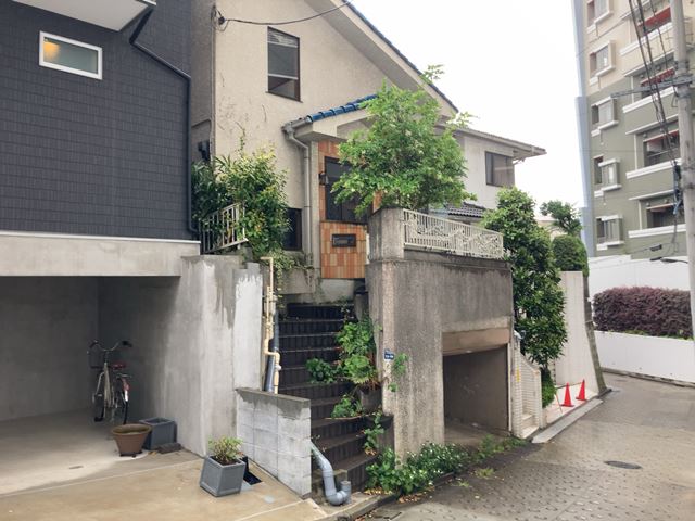 東京都新宿区中落合の木造2階建て家屋解体工事前の様子です。